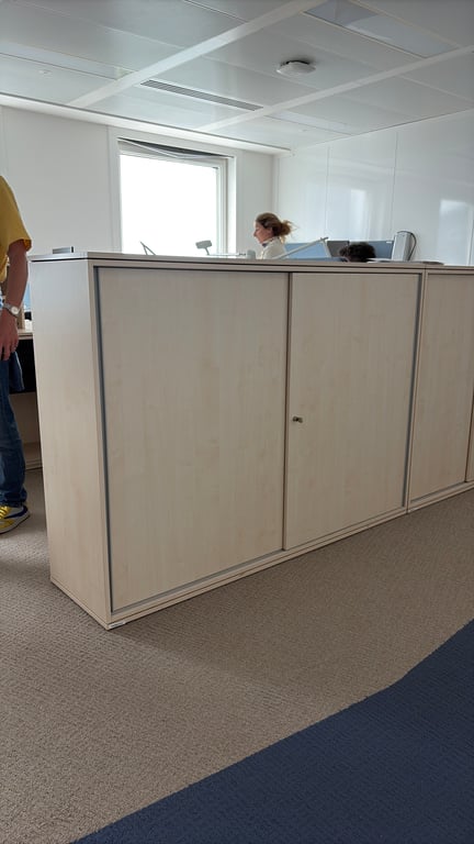 Armoire basse avec portes coulissantes