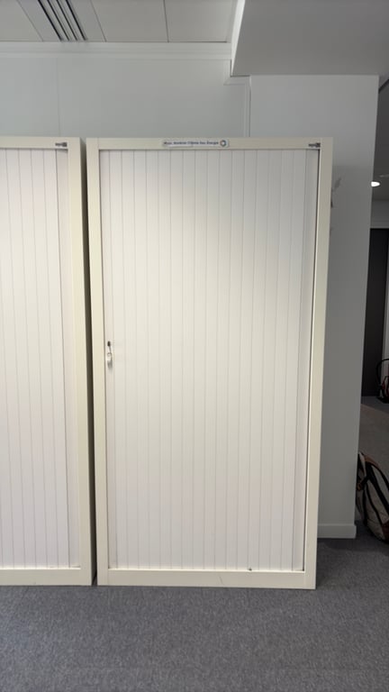 Armoire basse avec portes rideaux