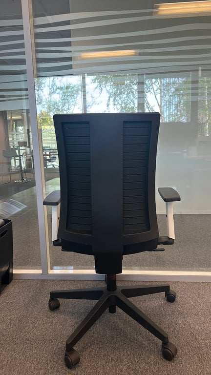 Fauteuil de bureau noir avec accoudoirs réglables - arriere