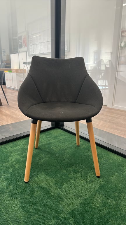 Fauteuil noir en tissu et bois - face