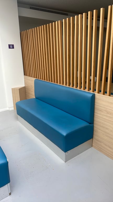 Banc en cuir bleu et métal