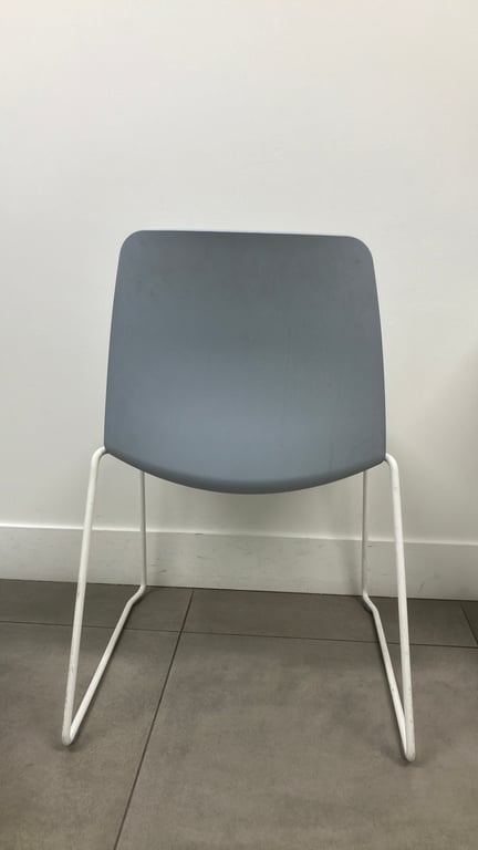 Chaise de cafétéria bleu clair en plastique