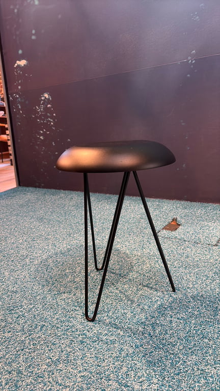 Table basse ronde en métal noir - 3-4