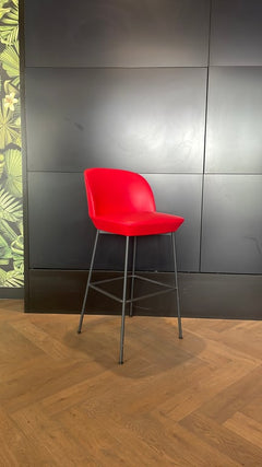 Tabouret haut cuir rouge et métal noir - 3-4