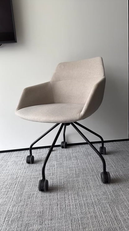 Chaise de réunion en coque avec roulettes