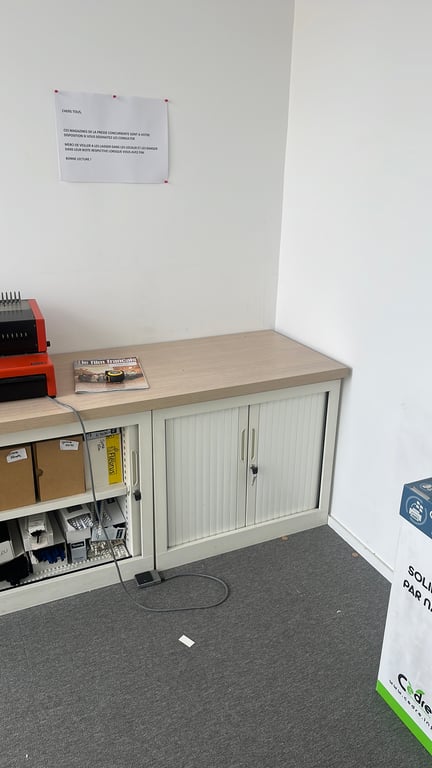 Armoire basse coulissante en métal blanc avec fermeture à clé - ambiance