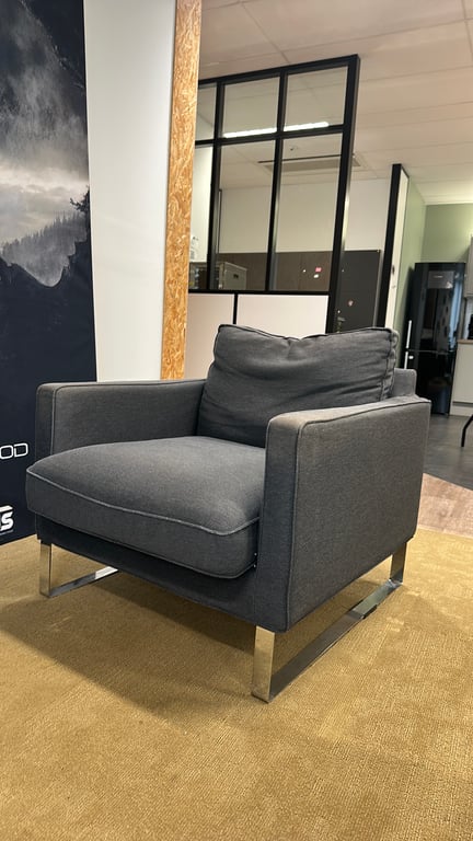 Fauteuil Gris avec pieds chromés - 3-4