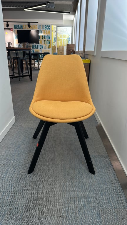 Chaise de cafétéria en tissu - face