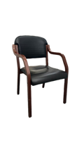 Chaise de réunion en cuir noir et bois de chêne