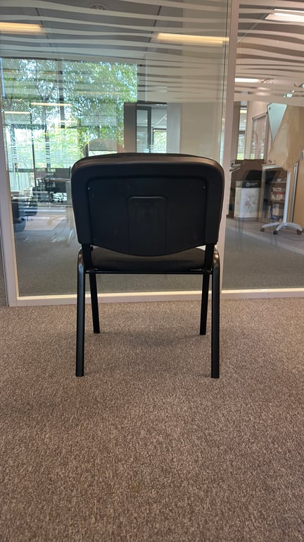 Chaise de réunion noire empilable - ambiance