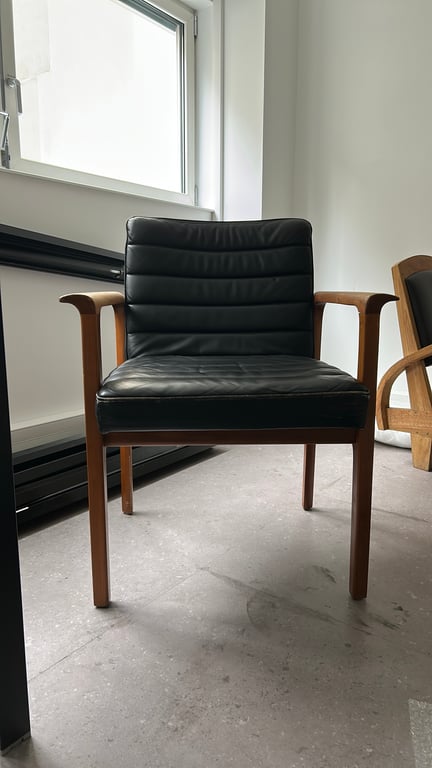 Chaise de réunion avec accoudoirs, en cuir et bois mélaminé - face