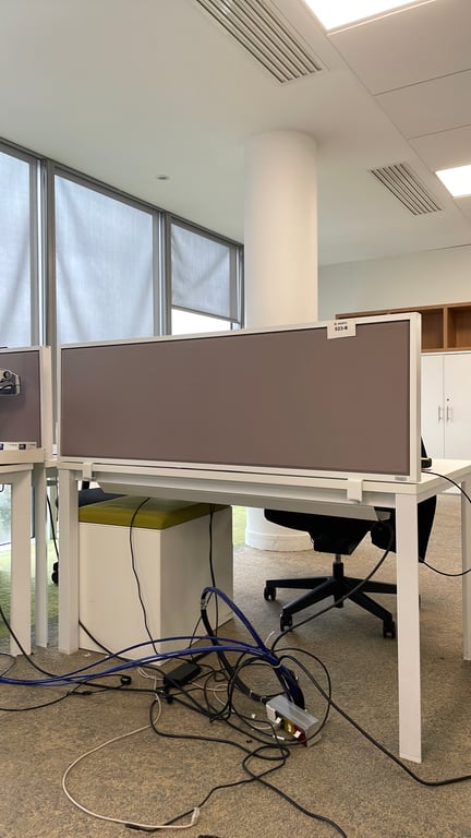 Bureau droit en mélaminé avec cloison intégrée