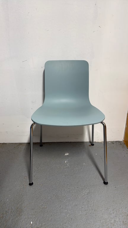 Chaise de réunion Vitra 741 en plastique et métal - face