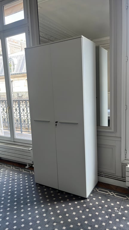 Armoire haute avec portes battantes et fermeture à clé - ambiance