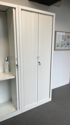 Armoire haute avec portes coulissantes et fermeture à clé - portes