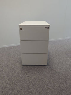 Caisson en métal blanc avec roulettes et fermeture à clé