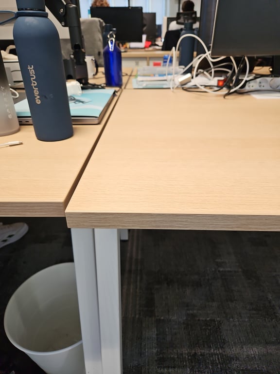 Bureau multiposte en bois mélaminé avec pieds métalliques