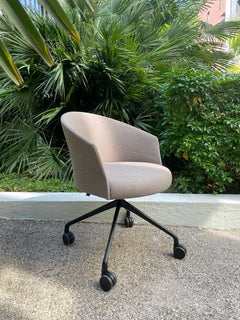 Chaise de réunion Viccarbe avec accoudoirs et roulettes