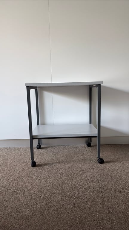 Table polyvalente rectangulaire avec roulettes