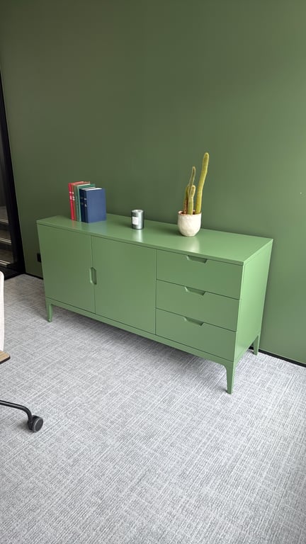 Armoire basse en mélaminé avec portes battantes