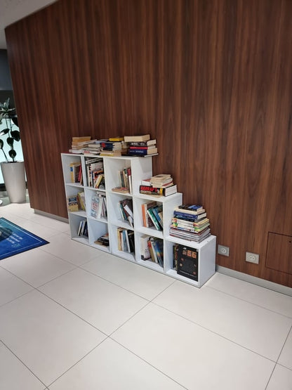 Bibliothèque en bois avec étagères