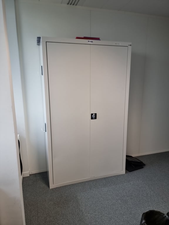 Armoire haute en métal avec portes battantes
