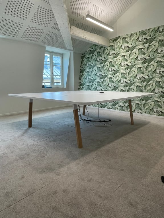 Table de réunion rectangulaire avec goulotte et top access