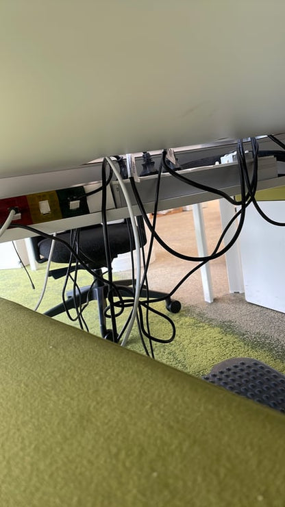 Bureau droit en mélaminé avec cloison intégrée