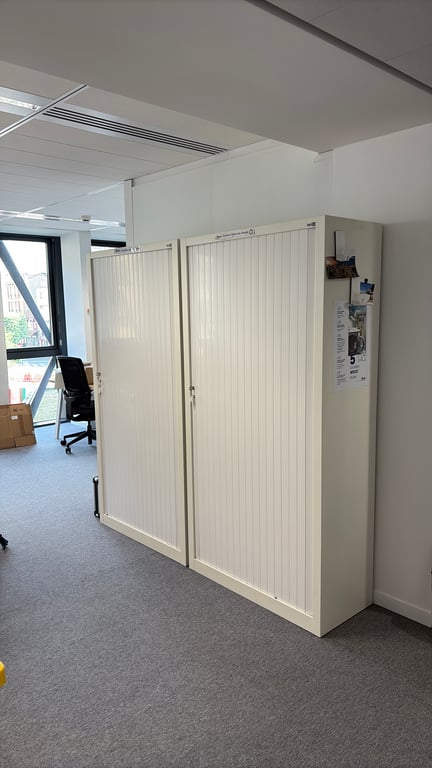 Armoire basse avec portes rideaux
