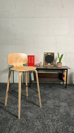 Chaise/tabouret haut en bois contreplaqué couleur Chêne clair - ambiance
