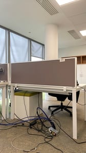 Bureau droit avec cloison intégrée