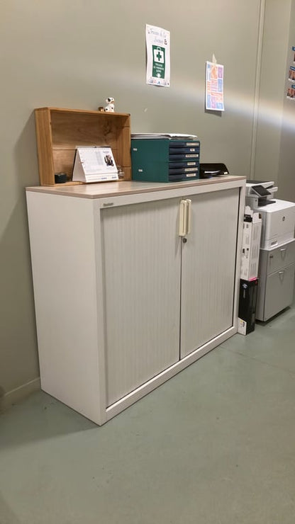 Armoire basse blanche avec portes à rideaux