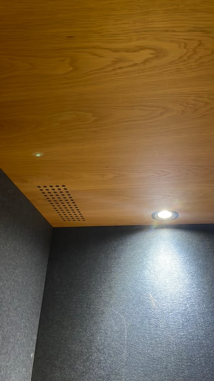 Cabine acoustique en bois et verre