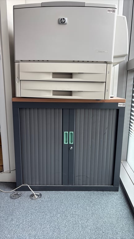 Armoire basse en métal grise avec portes coulissantes et fermeture à clé