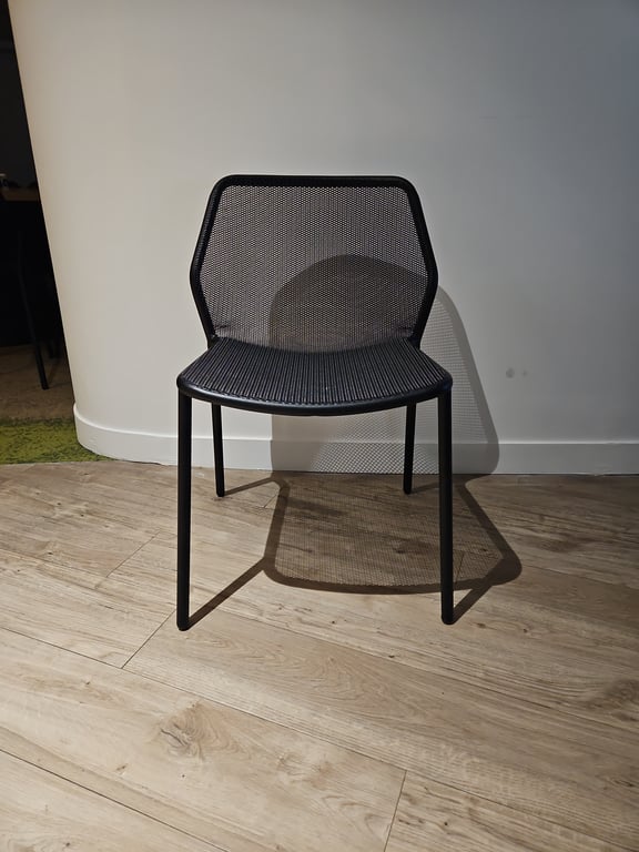 Chaise de cafétéria métal noir empilable - face