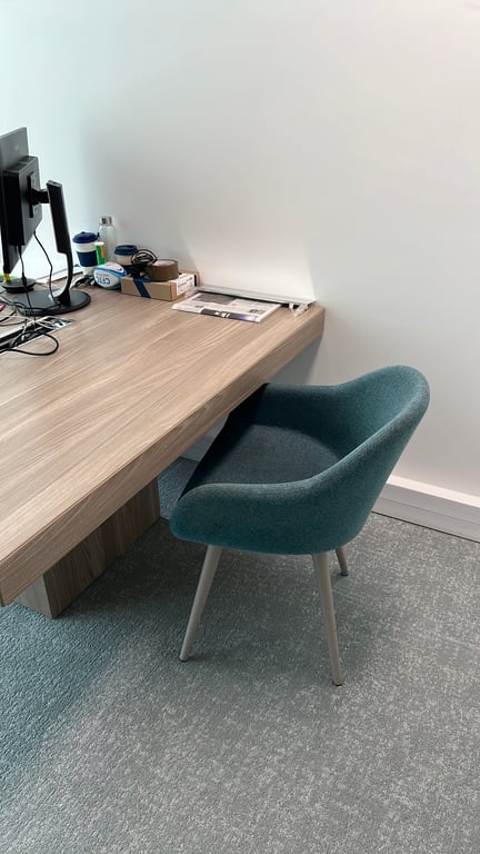 Chaise de réunion avec accoudoirs en tissu Astral