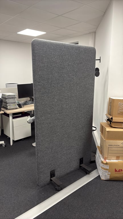 Cloison mobile en tissu gris avec roulettes - 3-4