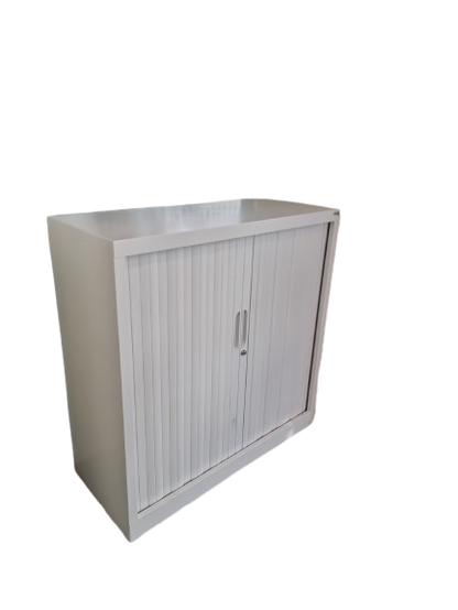 Armoire basse en métal avec portes coulissantes