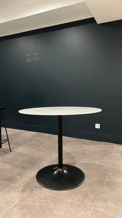 Table de cafétéria ronde effet marbre blanc pieds noir - Table de cafétéria ronde avec plateau effet marbre blanc - 3-4