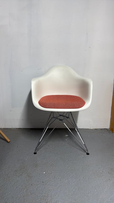 Chaise de réunion Vitra Eames Coque blanche - face