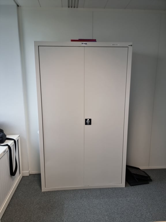 Armoire haute en métal avec portes battantes