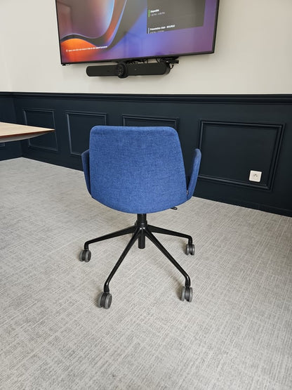 Chaise de réunion avec roulettes et accoudoirs, couleur Smalt