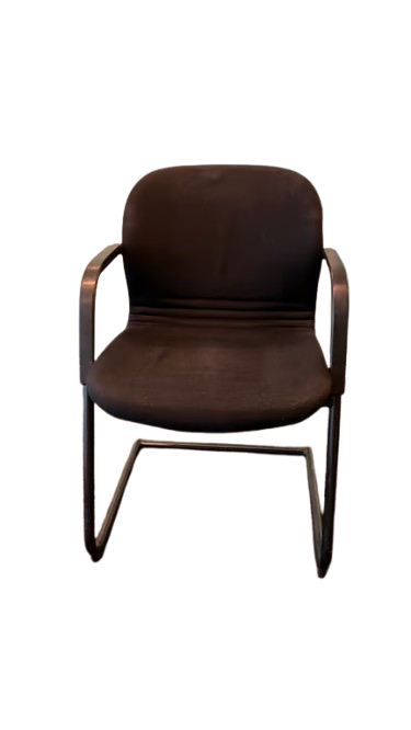 Chaise noire avec pieds luge et accoudoirs