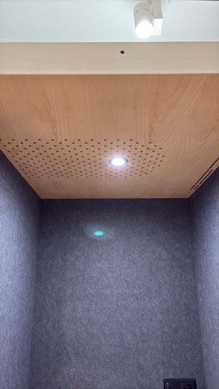 Cabine acoustique avec strapontin