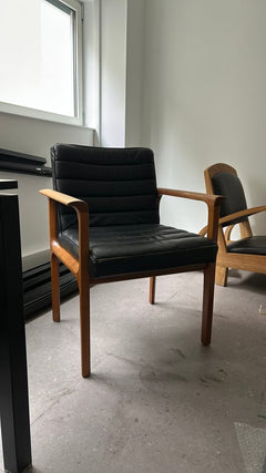 Chaise de réunion avec accoudoirs, en cuir et bois mélaminé - 3-4