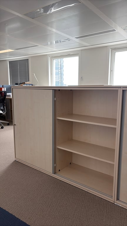 Armoire basse avec portes coulissantes - portes