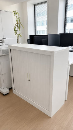 Armoire basse à portes coulissantes