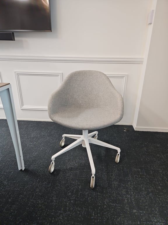 Chaise de réunion avec roulettes et accoudoirs