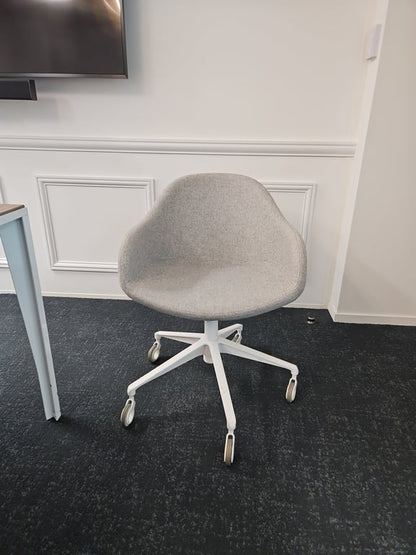 Chaise de réunion avec roulettes et accoudoirs