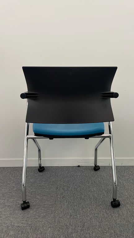 Chaise de réunion avec roulettes et accoudoirs